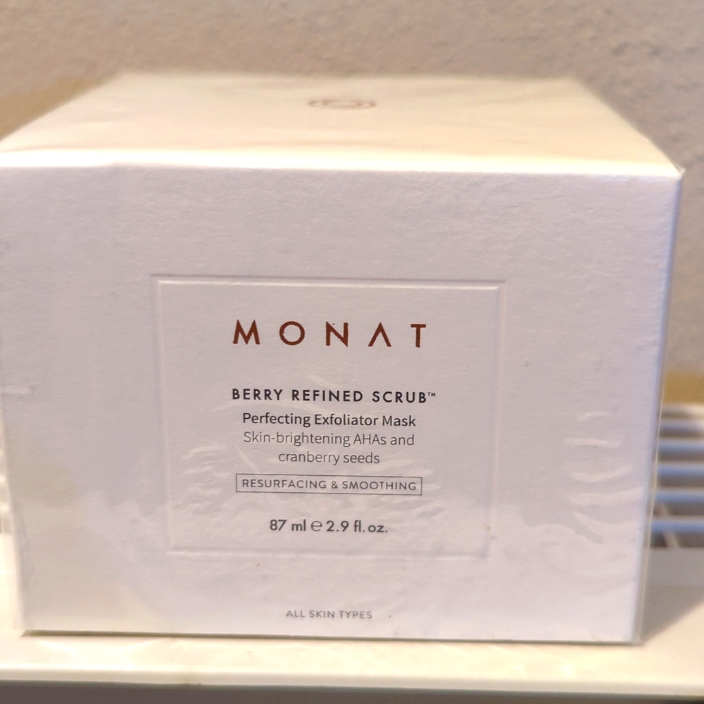 Monat Berry Refined Scrub